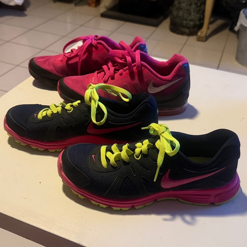 Bundle of Nike’s woman shoes